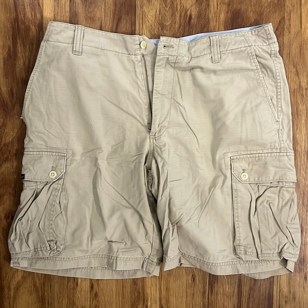 Vineyard Vines khaki cargo shorts, 90s style